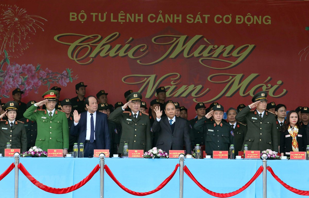 Thủ tướng kiểm tra công tác sẵn sàng chiến đấu của lực lượng Cảnh sát cơ động. (Ảnh: Thống Nhất/TTXVN)
