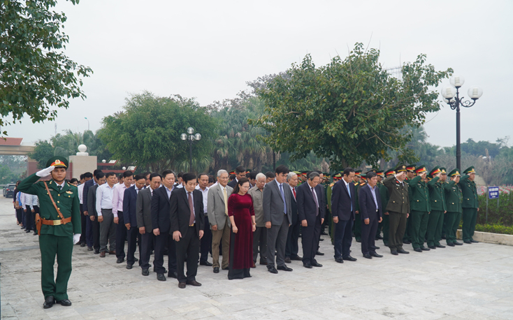 Các đại biểu dành phút mặc niệm tưởng nhớ các anh hùng liệt sỹ đã cống hiến cuộc đời mình cho sự nghiệp giải phóng dân tộc, thống nhất đất nước.