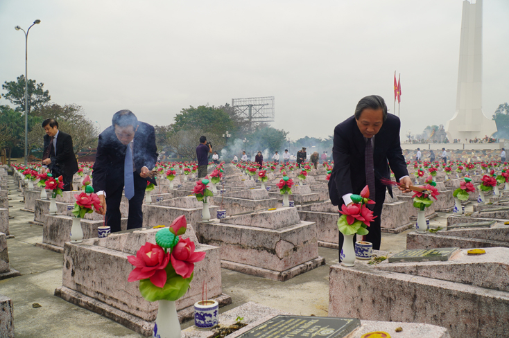 Các đồng chí lãnh đạo tỉnh cùng lãnh đạo các sở, ban, ngành, đoàn thể kính cẩn thắp hương lên mộ phần các anh hùng liệt sỹ.