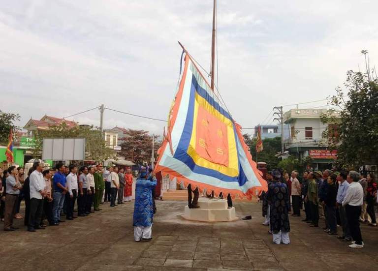 Các bậc cao niên và lãnh đạo địa phương tham gia lễ thượng cờ