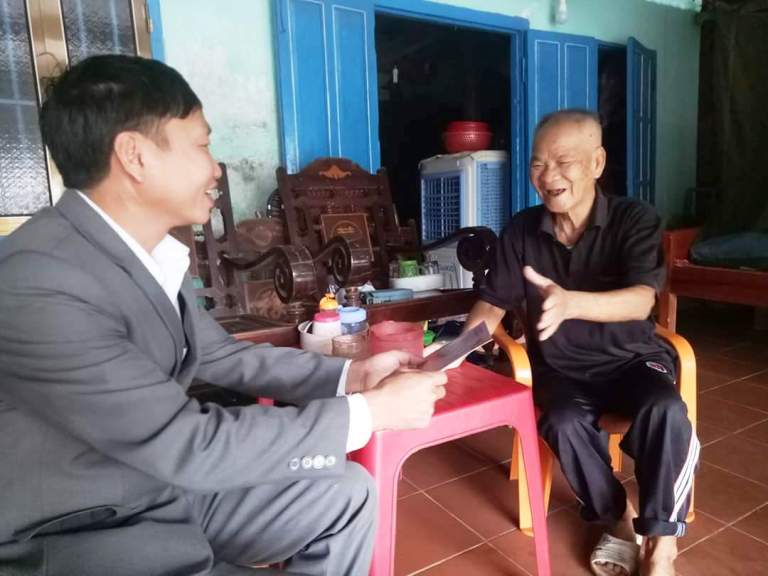 Lãnh đạo địa phương thăm và tặng quà các đảng viên lão thành