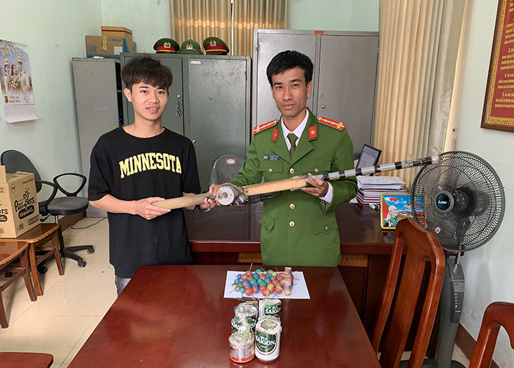 Công an xã Hải Ninh tuyên truyền, vận động người dân tự nguyện giao nộp nhiều công cụ hỗ trợ, vũ khí vật liệu nổ và pháo