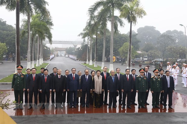 Đoàn đại biểu Ban Chấp hành Trung ương Đảng, Chủ tịch nước, Quốc hội, Chính phủ, Ủy ban Trung ương Mặt trận Tổ quốc Việt Nam dâng hương tưởng niệm các vị tiền bối cách mạng và các Anh hùng, liệt sỹ tại Nghĩa trang Mai Dịch. (Ảnh: Văn Điệp/TTXVN)