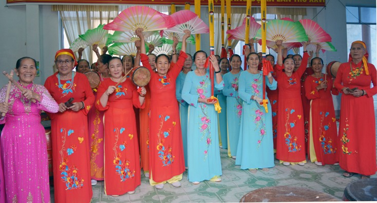 Màn múa bông, chèo cạn của CLB VHDG xã Nhân Trạch.