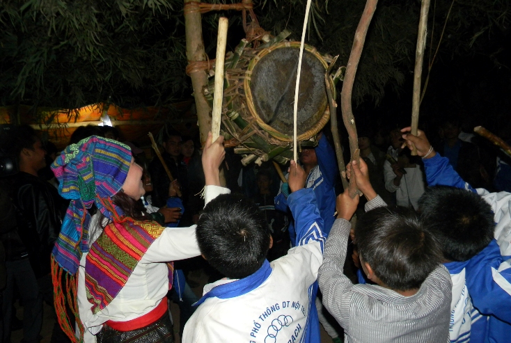 Nhiều người dân cố gắng đập trống cho đến lúc mặt trống bị vỡ toang mới thôi. 