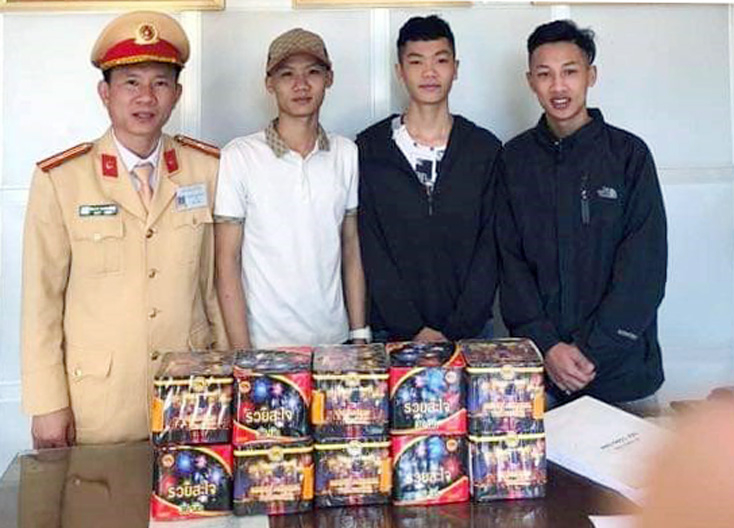 Nhiều người dân tự giác đến giao nộp pháo hoa