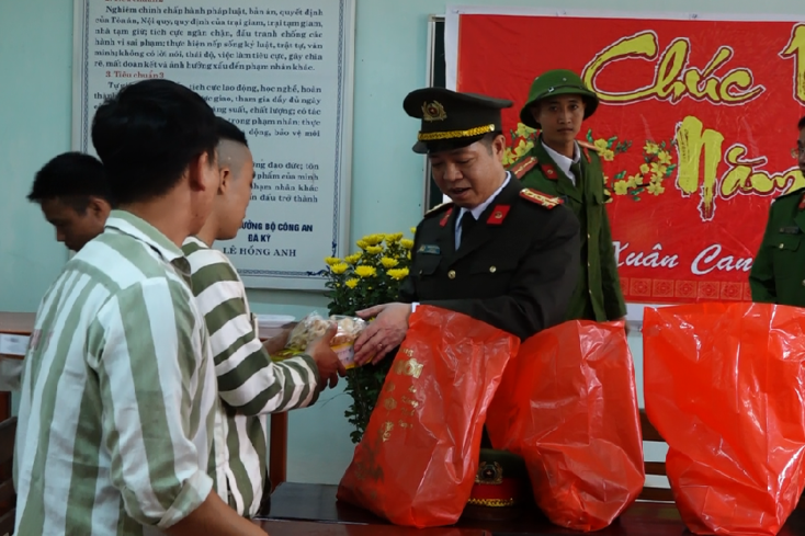... và tặng quà Tết cho các phạm nhân tại Trại tạm giam.