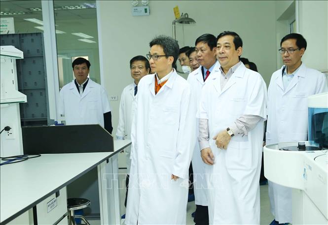 Phó Thủ tướng Vũ Đức Đam kiểm tra công tác chuẩn bị sẵn sàng cách ly, điều trị người bị viêm hô hấp cấp do virus Corona (nCoV) tại Bệnh viện Bệnh nhiệt đới Trung ương ngày 23-1-2020. Ảnh: Đình Nam/TTXVN phát