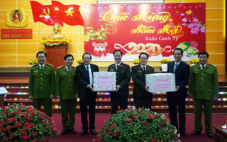 Đồng chí Bí thư Tỉnh ủy và đồng chí Chủ tịch UBDN tỉnh tặng quà cho Ban Giám đốc Công an tỉnh