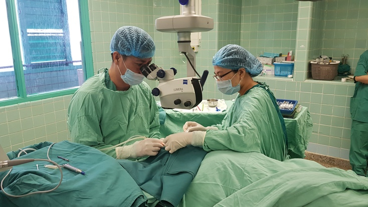 Bác sỹ Trần Ánh Dương kết thúc ca mổ cho bệnh nhân bị tai nạn do pháo nổ lúc 2 giờ sáng mồng 1 Tết.