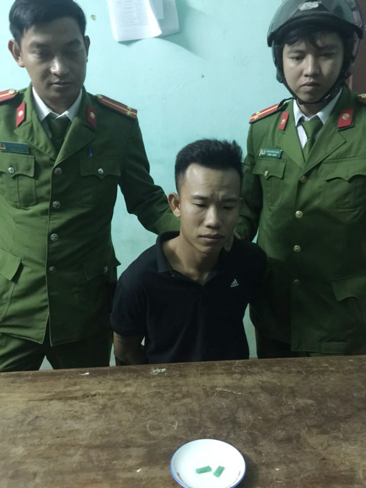 Đối tượng Nguyễn Văn Linh cùng tang vật ma túy thu giữ được trên người.