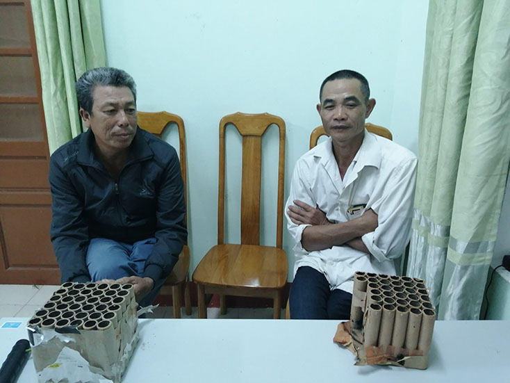 Các đối tượng sử dụng pháo trái phép tại TP. Đồng Hới.