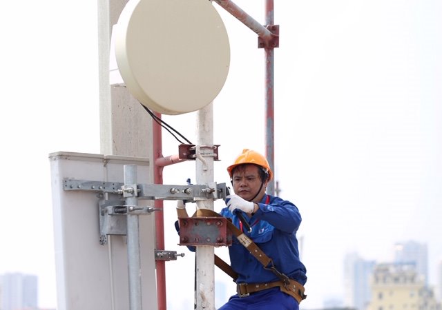 Lắp đặt thiết bị viễn thông.
