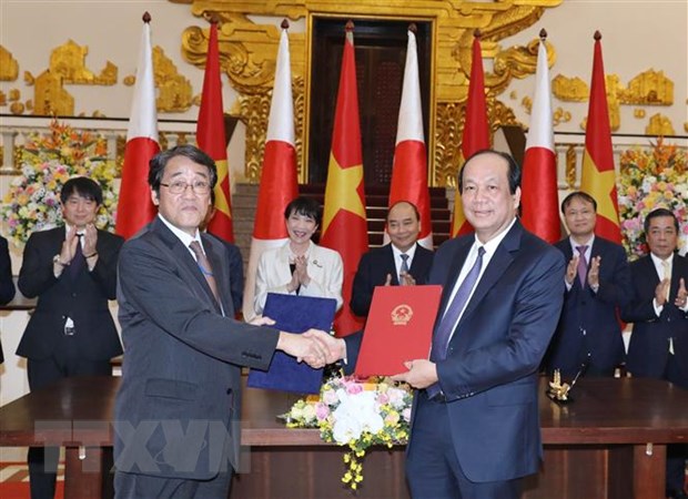 Thủ tướng Nguyễn Xuân Phúc và Bộ trưởng Bộ Nội vụ, Thông tin và Truyền thông Nhật Bản Takaichi Sanae chứng kiến Lễ ký kết công hàm trao đổi Dự án cung cấp trang thiết bị phần cứng Hệ thống thông tin báo cáo Chính phủ sử dụng viện trợ không hoàn lại giữa Bộ trưởng chủ nhiệm Văn phòng Chính phủ Mai Tiến Dũng Việt Nam và Đại sứ Nhật Bản tại Việt Nam Umeda Kunio. (Ảnh: Thống Nhất/TTXVN)