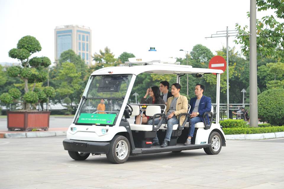 Xe tự lái thử nghiệm tại Trung tâm hội nghị Mỹ Đình.