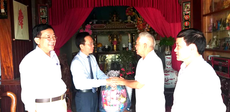 Đồng chí Hoàng Xuân Tân, Bí thư Huyện ủy Quảng Ninh thăm và chúc tết các gia đình chính sách, các đồng chí nguyên là lãnh đạo huyện qua các thời kỳ.