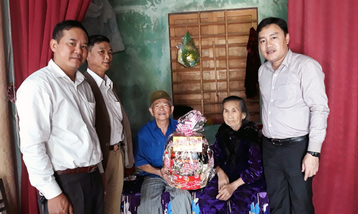 Lãnh đạo huyện Bố Trạch trao quà chúc Tết gia đình đồng chí có trên 70 năm tuổi Đảng.