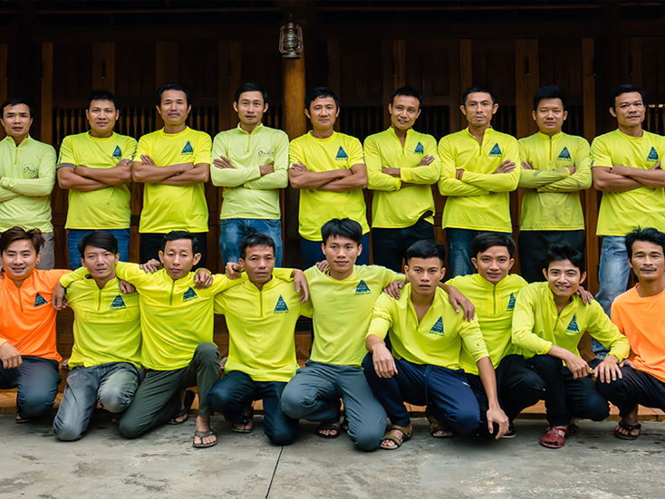 Một đội porter phục vụ tour thám hiểm hang Sơn Đoòng. 