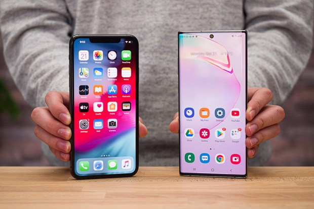 Hai mẫu điện thoại iPhone 11 Pro Max và Galaxy Note 10. (Nguồn: PhoneArena)
