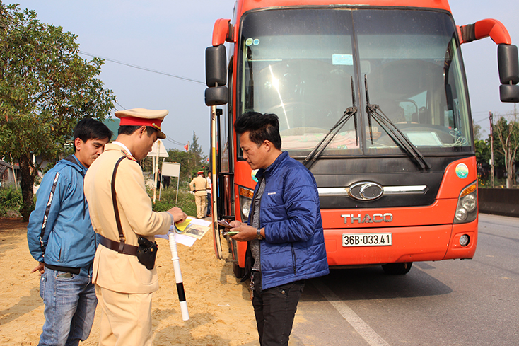 ​ Lực lượng CSGT tăng cường kiểm tra xe khách trên tuyến QL1A