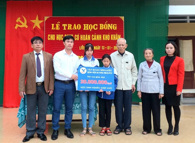 <p>Đại diện lãnh đạo Medlatec trao học bổng dài hạn cho hai em học sinh mồ côi Trường THCS Liên Thủy, huyện Lệ Thủy</p>