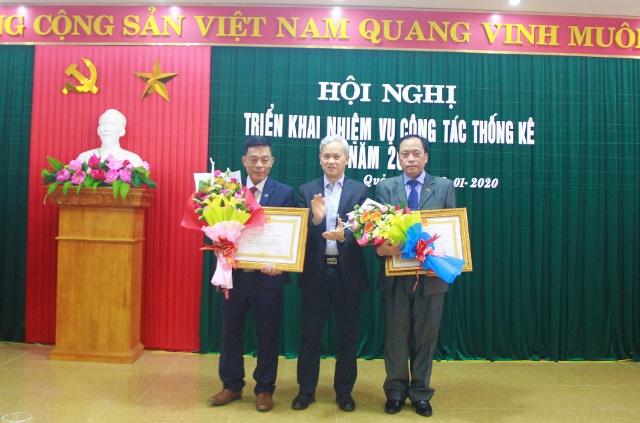Đồng chí Nguyễn Bích Lâm, Tổng cục trưởng Tổng cục thống kê trao Huân chương Lao động hạng Ba cho ông Trần Quốc Lợi, Cục trưởng Cục thống kê Quảng Bình và Chi cục thống kê thành phố Đồng Hới vì có thành tích xuất sắc trong công tác giai đoạn 2014 – 2018. 