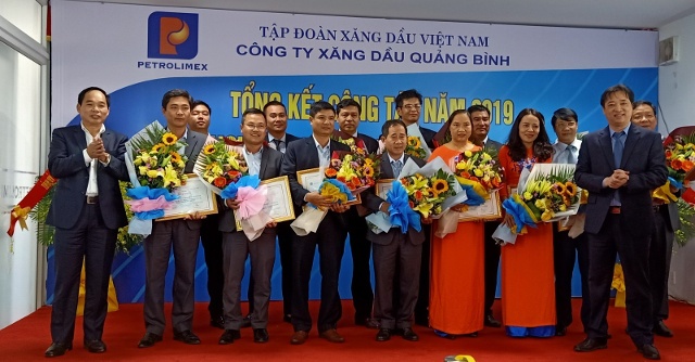 Các tập thể vf cá nhân có thành  tích xuất sắc trong năm 2019 của Công ty xăng dầu Quảng BÌnh được biểu dương và khen thưởng