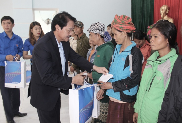 Lãnh đạo Công ty xăng dầu Quảng Bình trao quà  "tết nhân ái " cho đồng bào dân tộc xã Dân Hóa, huyện Minh Hóa
