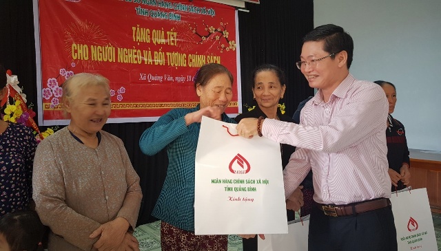 Ngân hàng chính sách xã hội tỉnh: Tổ chức thăm hỏi, tặng quà cho người nghèo, gia đình chính sách