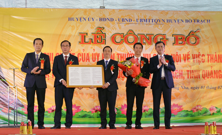 Thừa ủy quyền của Ủy ban Thường vụ Quốc hội, đồng chí Phó Bí thư Thường trực Tỉnh ủy Trần Thắng và đồng chí Chủ tịch UBND tỉnh Trần Công Thuật và trao Nghị quyết và hoa chúc mừng về việc thành lập thị trấn Phong Nha cho chính quyền và nhân dân địa phương.