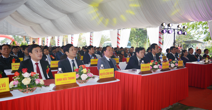 Các đại biểu và đông đảo nhân dân địa phương tham dự buổi lễ