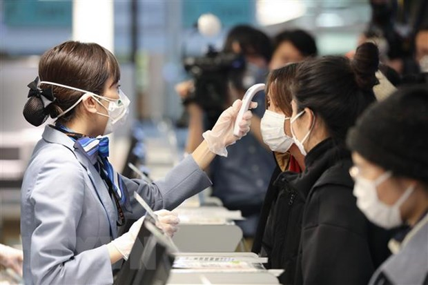 Nhân viên hàng không kiểm tra thân nhiệt các hành khách trước khi họ về Vũ Hán (Trung Quốc) tại sân bay quốc tế thủ đô Tokyo, Nhật Bản ngày 31-1-2020. (Nguồn: THX/TTXVN)