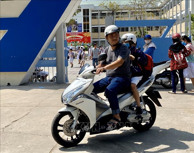 Nhiều phụ huynh vội vã đón con em ra về sau khi có thông báo cho học sinh nghỉ học. Ảnh: Thanh Sang/TTXVN.
