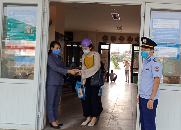 Cán bộ, nhân viên ga Đồng Hới phát khẩu trang miễn phí cho hành khách đi tàu.