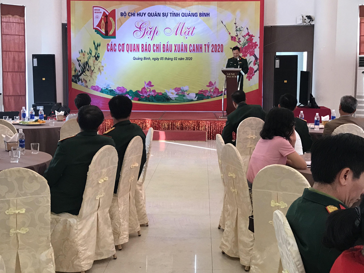 Đồng chí Đại tá Hoàng Xuân Vĩnh, Chính ủy Bộ CHQS tỉnh phát biểu tại buổi gặp mặt