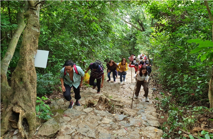 Du khách khi tham quan các điểm du lịch vẫn chưa ý thức được việc mang khẩu trang để phòng, chống dịch bệnh.