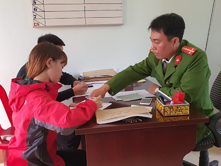  Công an xã Hải Ninh hướng dẫn, giải quyết các thủ tục về quản lý hành chính cho nhân dân trên địa bàn xã. 
