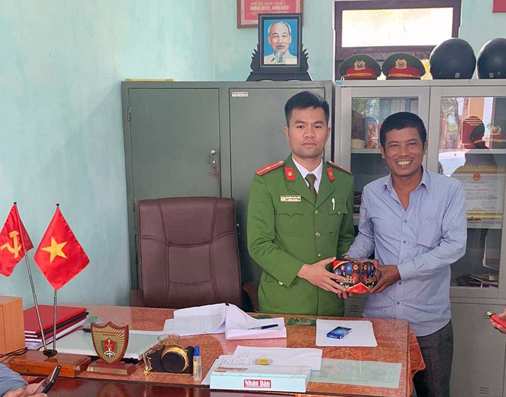 Công an xã Xuân Trạch vận động người dân tự nguyện nộp các loại pháo trước dịp Tết Nguyên đán Canh Tý 2020. 