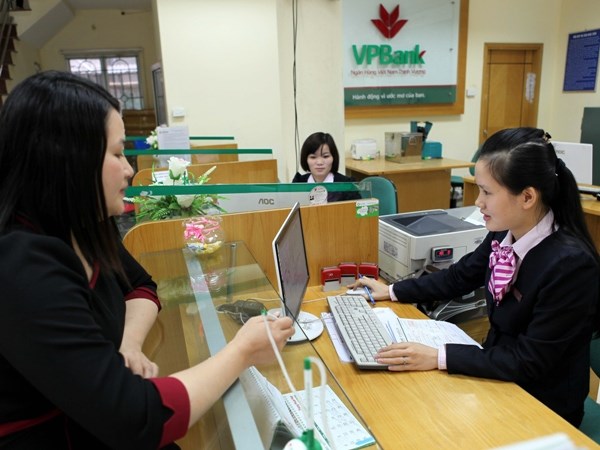 Giao dịch tại VPBank. (Ảnh: CTV/Vietnam+)