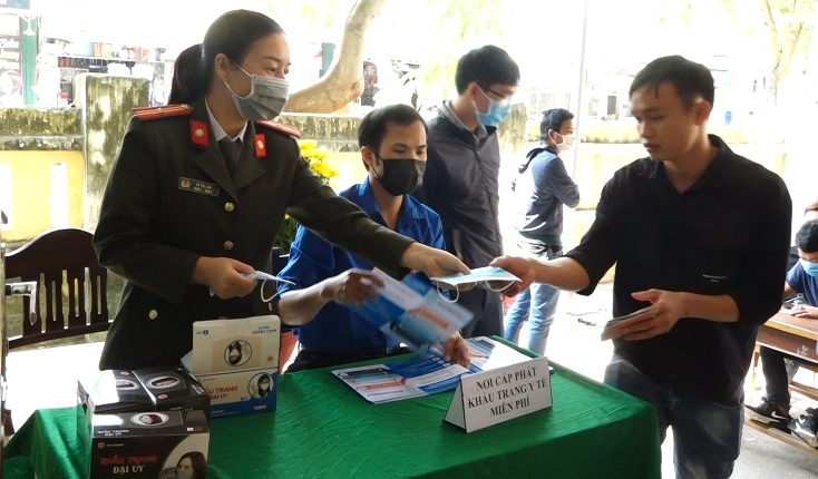 Lực lượng quản lý xuất nhập cảnh phát khẩu trang miễn phí cho người dân đến làm thủ tục cấp hộ chiếu.