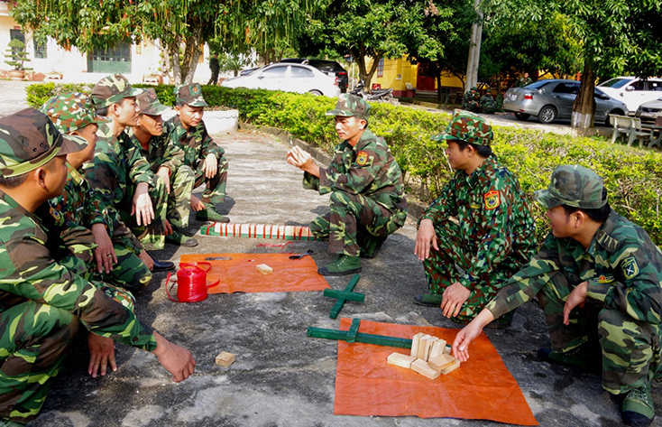 Nhóm học viên thực hành kỹ thuật chắp nối kíp gây nổ.	