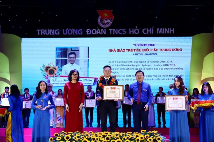 Thầy giáo Hoàng Văn Thiên trong lễ tuyên dương  