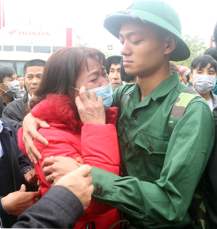 Giây phút xúc động của các tân binh bên người thân trước lúc lên đường.