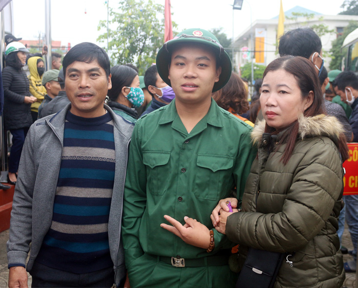 Tân binh chụp ảnh với gia đình.