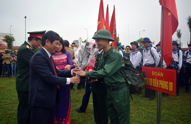 Đồng chí Lê Văn Phúc, Ủy viên Ban Thường vụ Tỉnh ủy, Bí thư Thành ủy Đồng Hới tặng hoa, động viên các tân binh lên đường nhập ngũ.