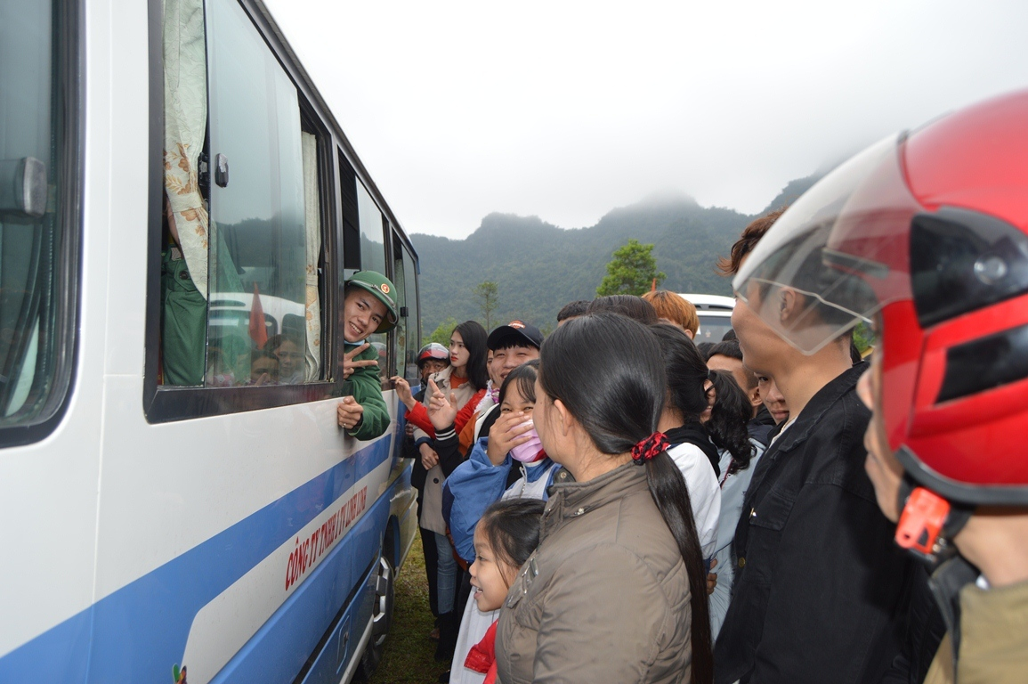 Chia tay bạn bè, người thân các tân binh huyện Minh Hóa tự tin lên đường nhập ngũ, quyết tâm hoàn thành xuất sắc nhiệm vụ được giao.