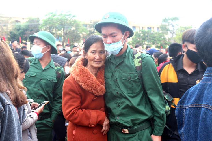 Phút chia tay bịn rịn.
