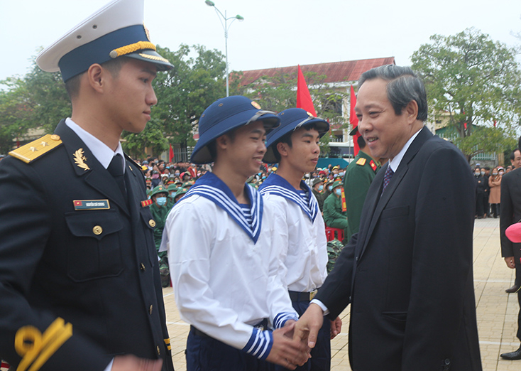 Đồng chí Bí thư Tỉnh ủy Hoàng Đăng Quang tặng hoa chúc mừng các tân binh lên đường nhập ngũ.
