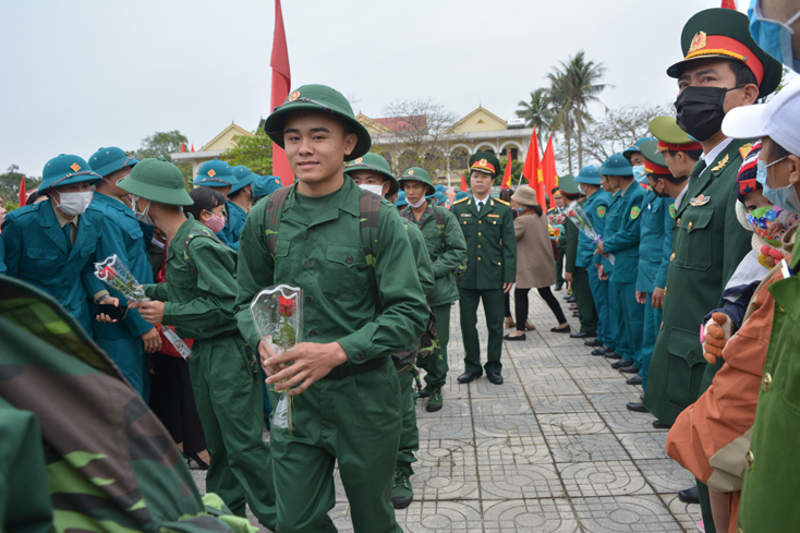 Các tân binh huyện Bố Trạch hăng hái lên đường làm nghĩa vụ.