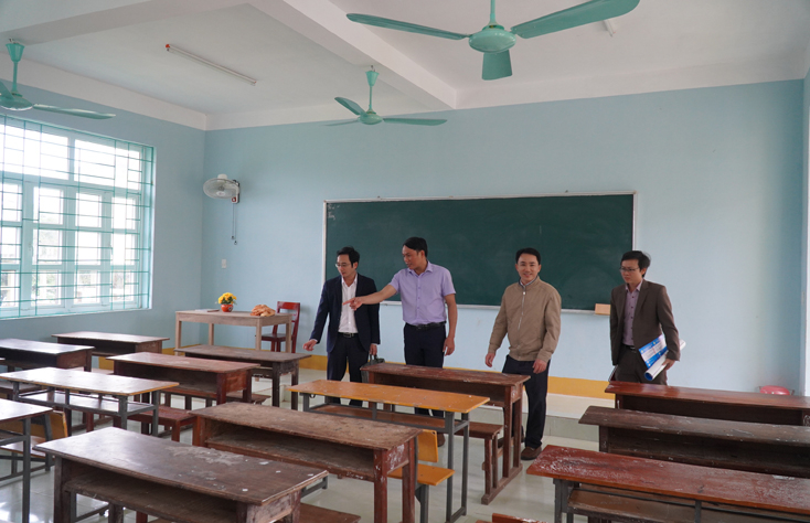 Đồng chí Phó Giám đốc Sở GD-ĐT Đặng Ngọc Tuấn kiểm tra công tác triển khai phòng chống dịch corona tại Trường THCS Sơn Trạch.